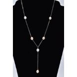 A 9CT WHITE GOLD AND PEARL NECKLET, the rolo chain fitted with two white and two peach coloured