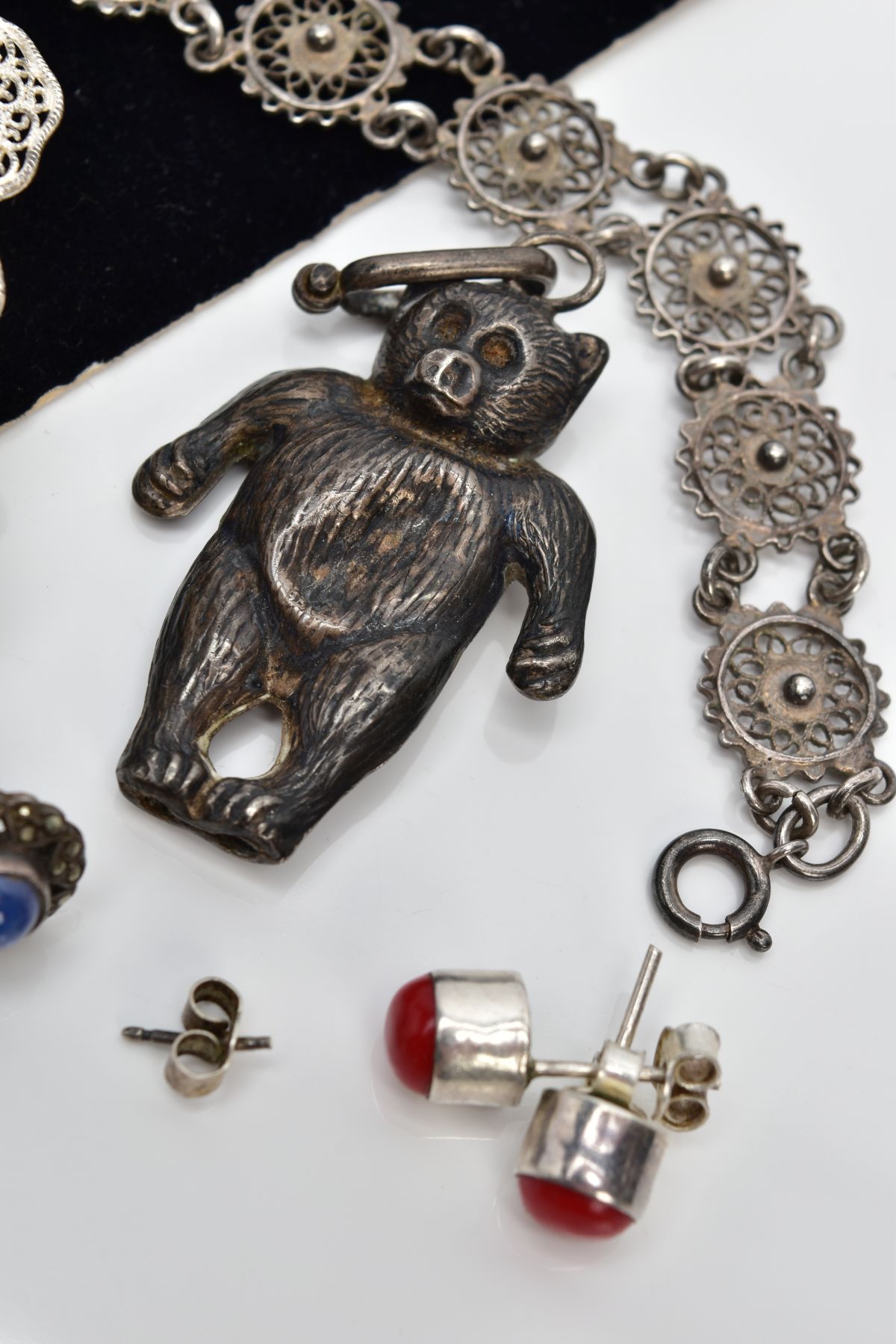 A SMALL QUANTITY OF JEWELLERY, to include a silver textured teddy bear pendant hallmarked - Image 3 of 3