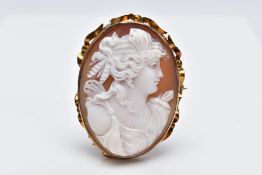 A YELLOW METAL CAMEO BROOCH, of an oval form depicting a lady in profile within a collet mount