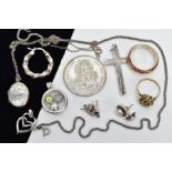 A SELECTION OF WHITE METAL JEWELLERY AND A COIN, to include a silver openwork double heart pendant