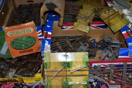 A QUANTITY OF UNBOXED AND ASSORTED O GAUGE MODEL RAILWAY TRACK AND ACCESSORIES, majority are