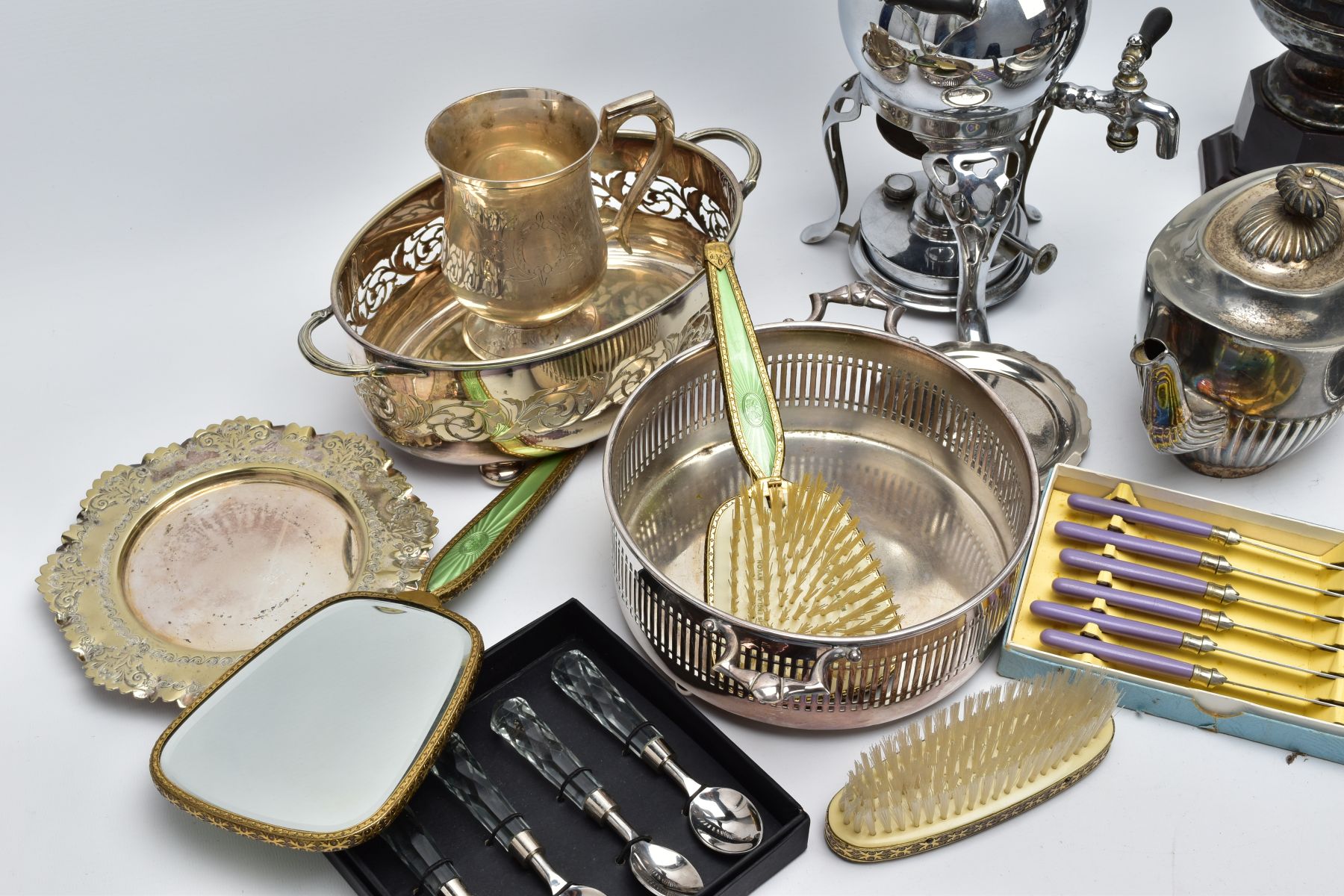 A BOX OF METALWARE, to include a three piece vanity set of a hair brush, mirror and clothes brush of - Image 8 of 10