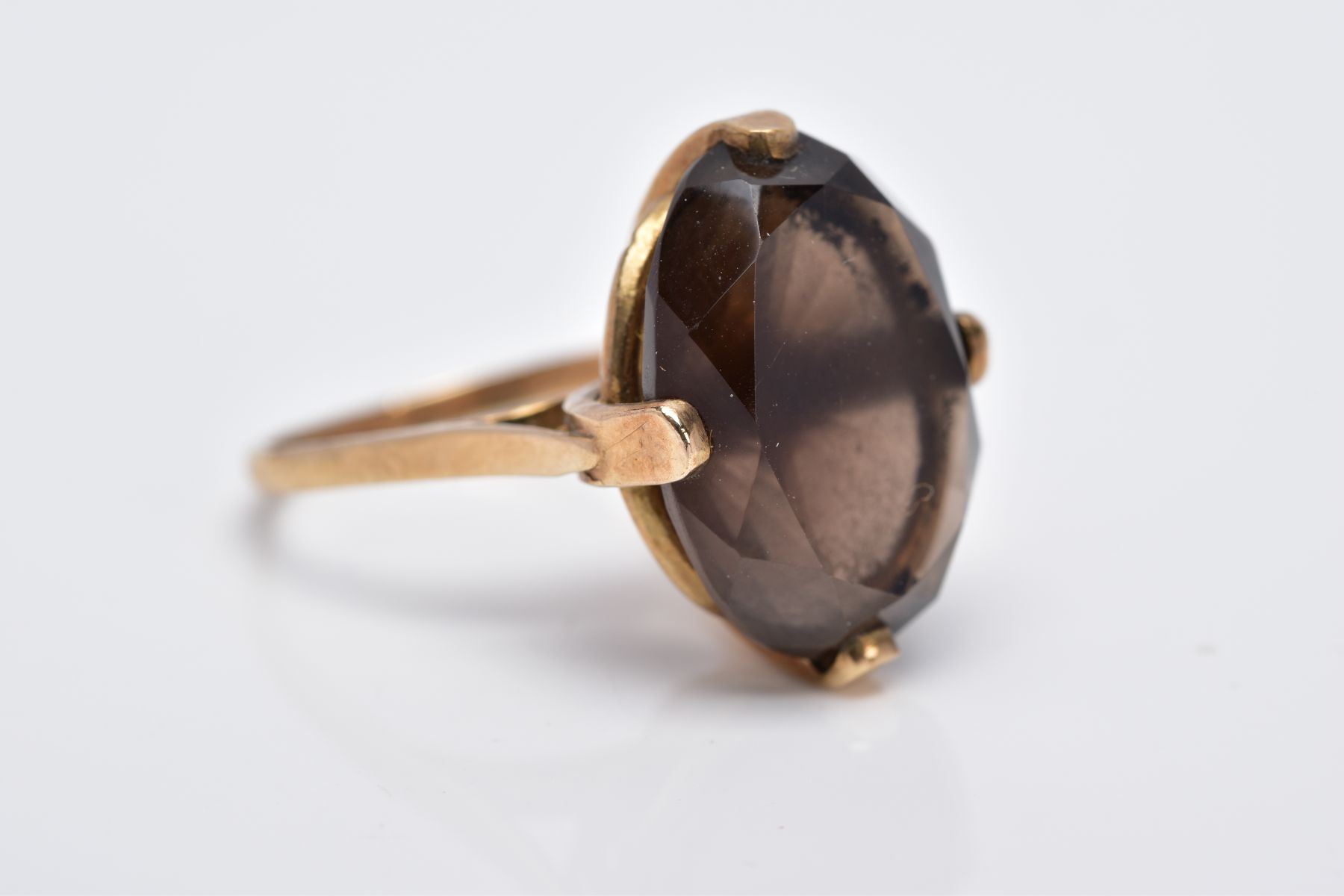 A 9CT GOLD OVAL SINGLE STONE SMOKEY QUARTZ RING, smokey quartz measuring 18.0mm x 13.0mm, ring - Image 2 of 4