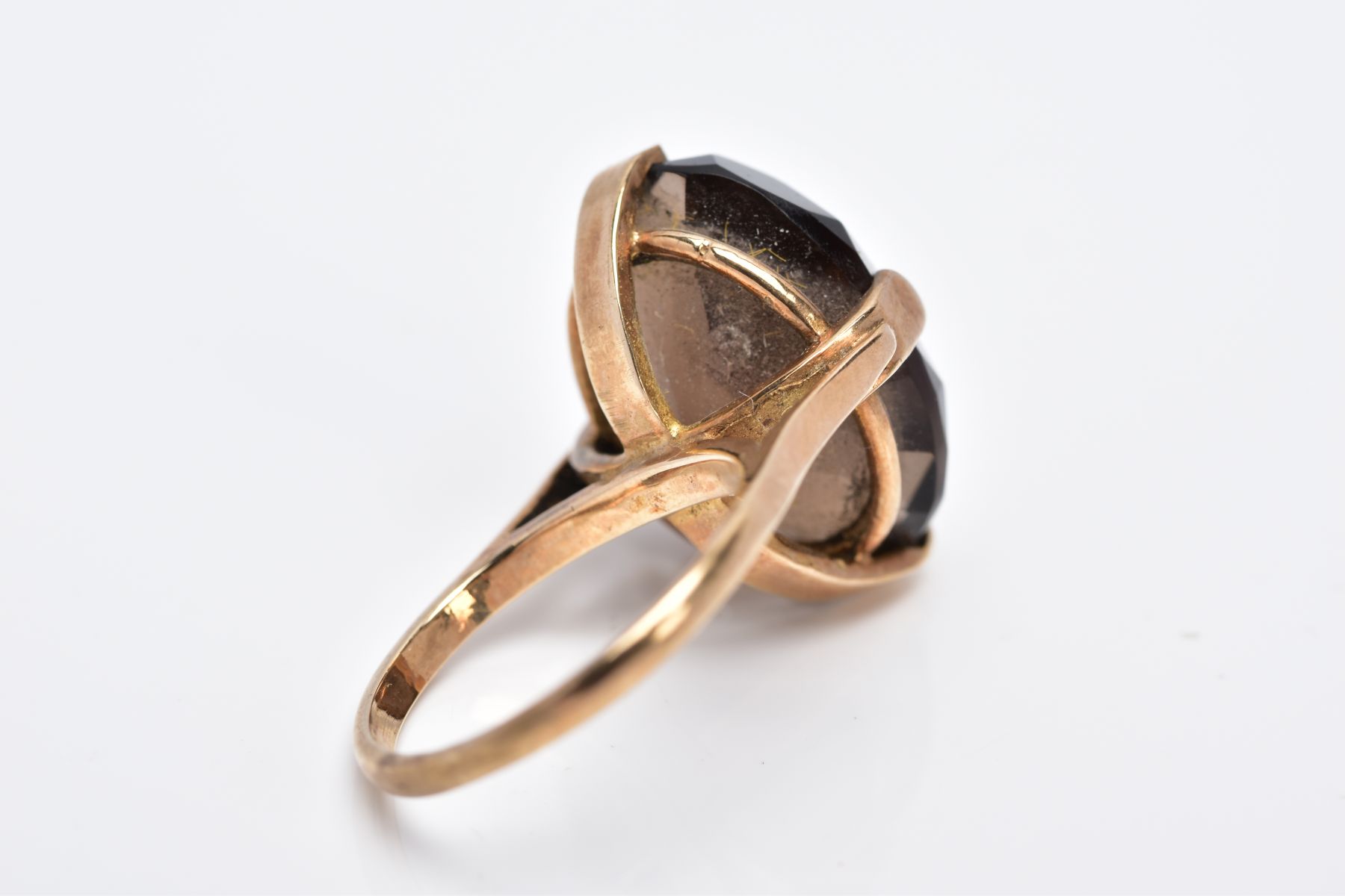 A 9CT GOLD OVAL SINGLE STONE SMOKEY QUARTZ RING, smokey quartz measuring 18.0mm x 13.0mm, ring - Image 4 of 4