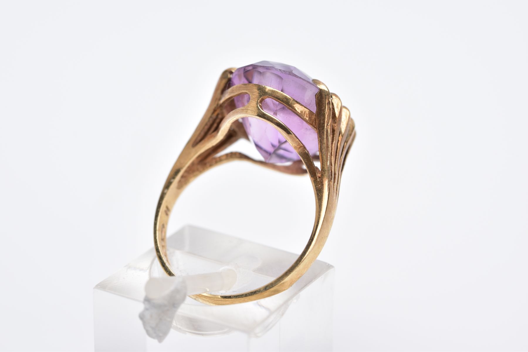 A 9CT GOLD AMETHYST SINGLE STONE RING, amethyst measuring approximately 16.0mm x 12.0mm, ring size - Image 3 of 3