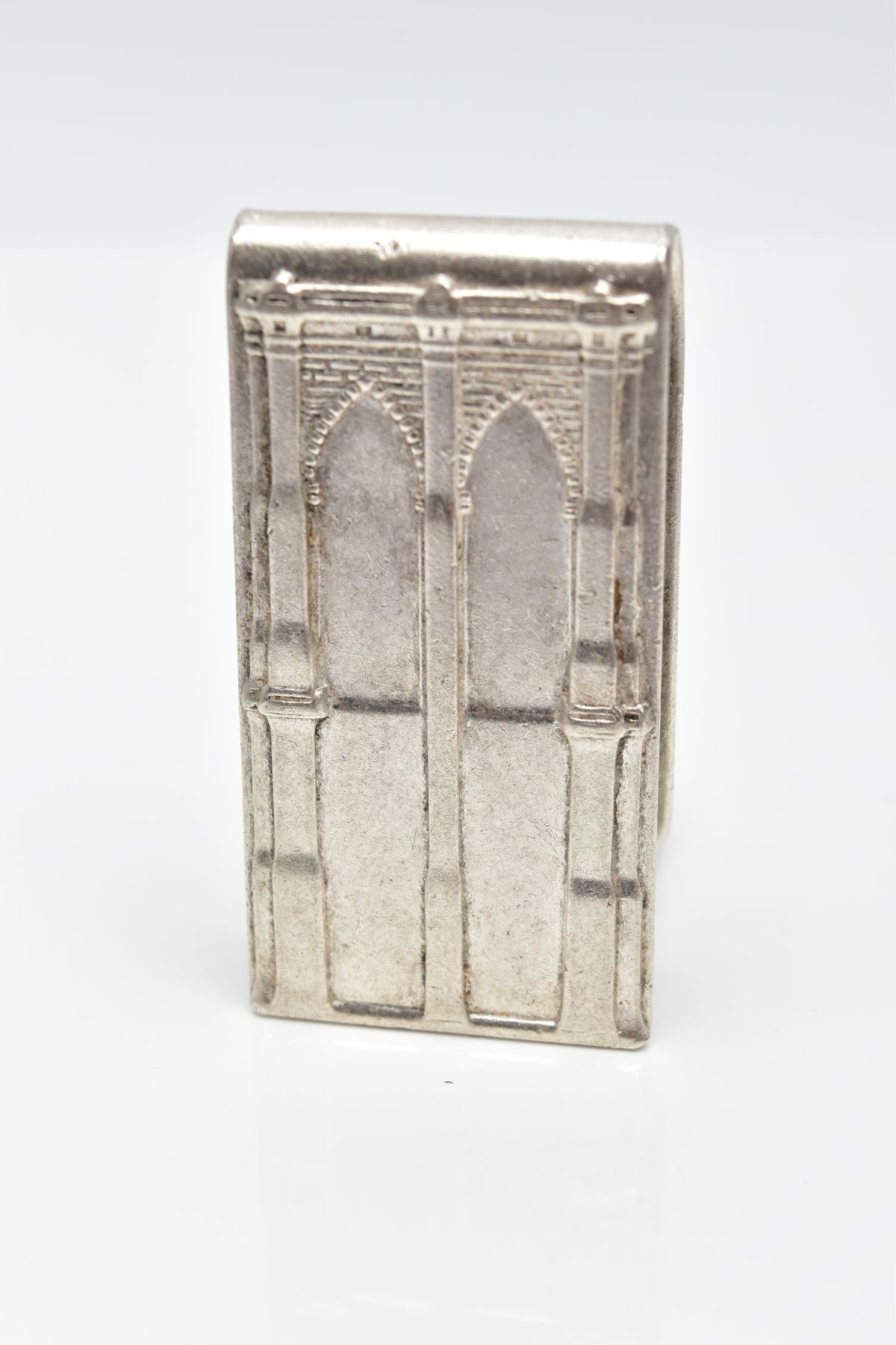A WHITE METAL MONEY CLIP, designed with a motif of two brick and pillar arches, approximate length - Image 3 of 4