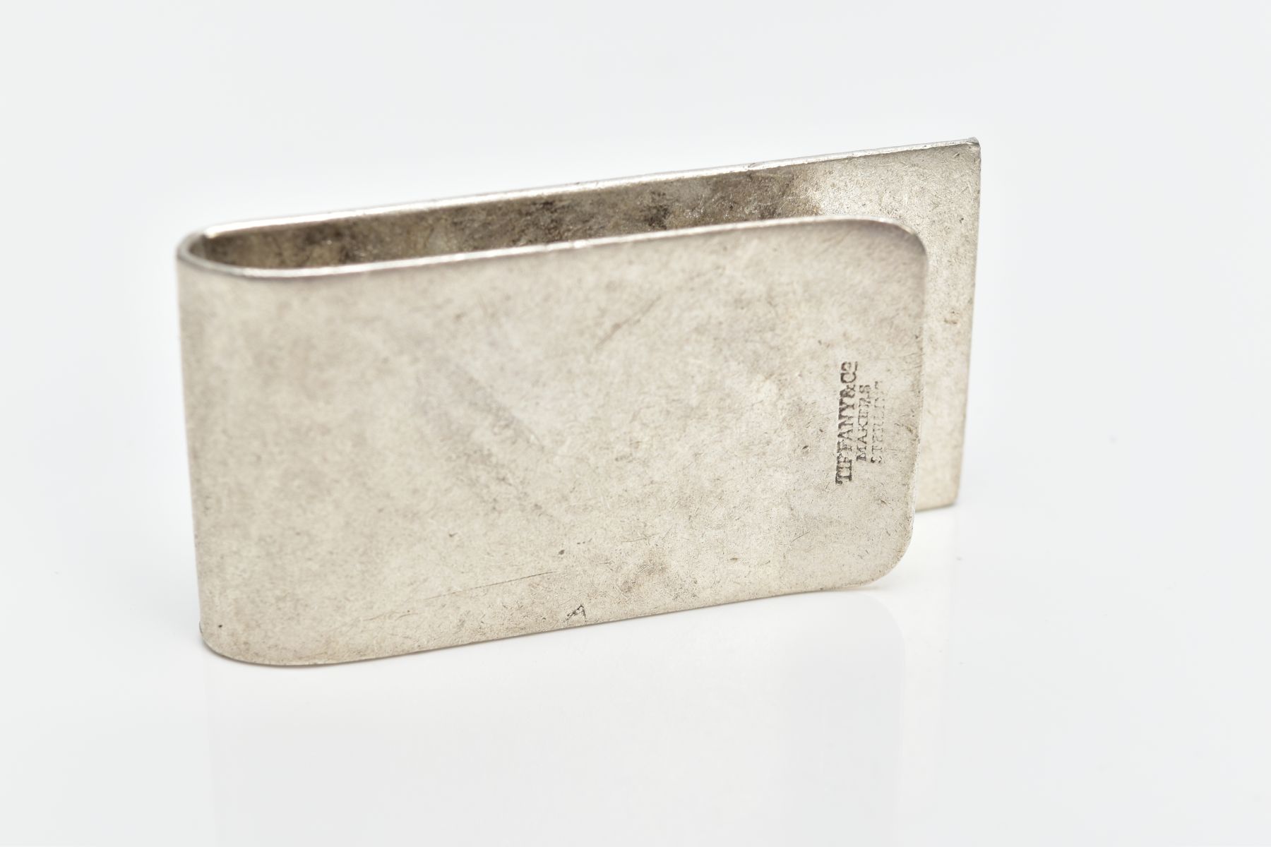 A WHITE METAL MONEY CLIP, designed with a motif of two brick and pillar arches, approximate length - Image 4 of 4