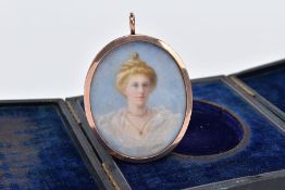 A MEMORIAL LOCKET PENDANT WITH CASE, the rose gold coloured locket of oval form, to one side is a