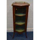 AN EDWARDIAN MAHOGANY AND STRUNG INLAID SERPENTINE GLAZED SINGLE DOOR DISPLAY CABINET, with a