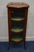 AN EDWARDIAN MAHOGANY AND STRUNG INLAID SERPENTINE GLAZED SINGLE DOOR DISPLAY CABINET, with a