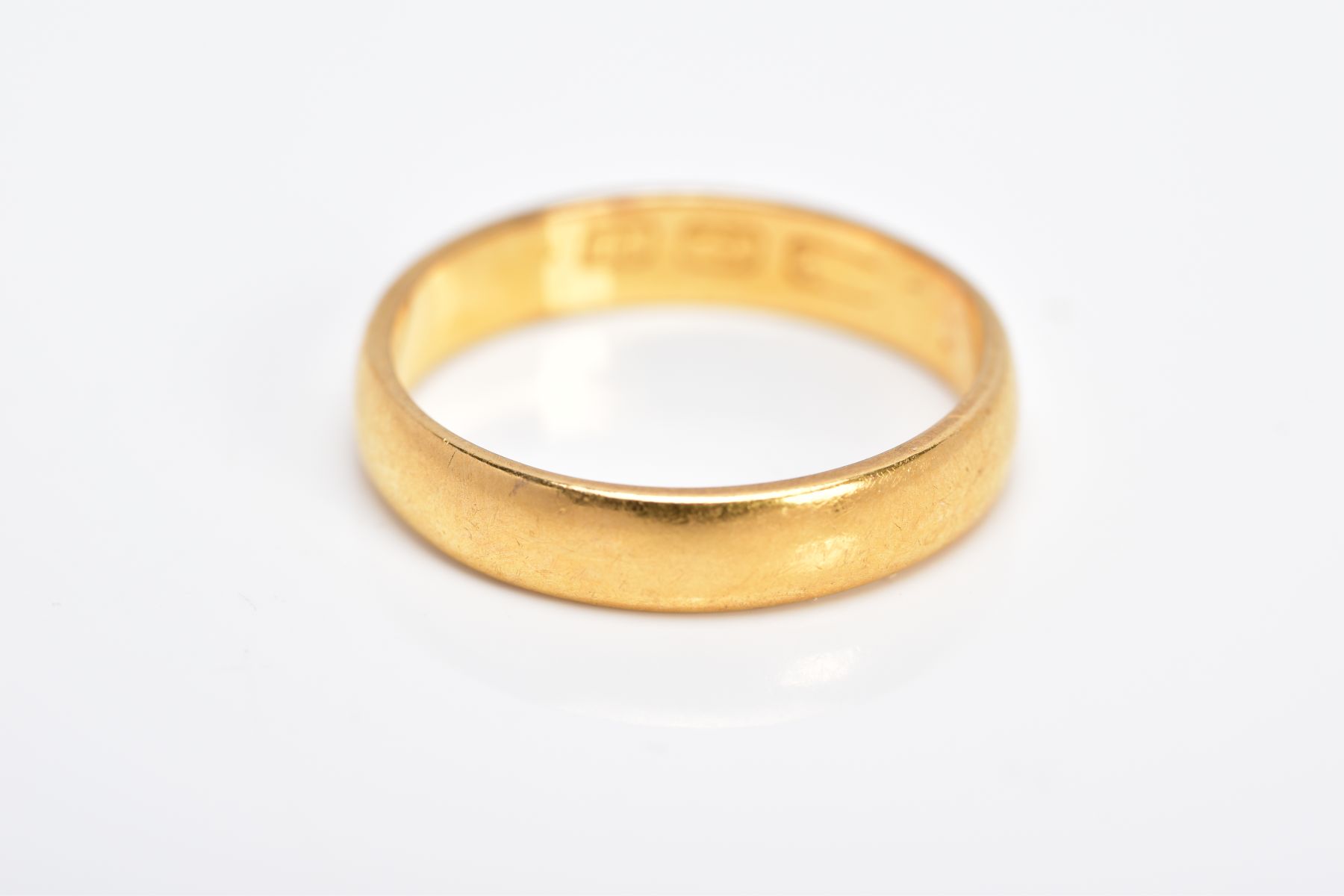 AN EARLY 20TH CENTURY 22CT GOLD WEDDING RING, plain D shape cross band measuring approximately 3.5mm - Image 2 of 2