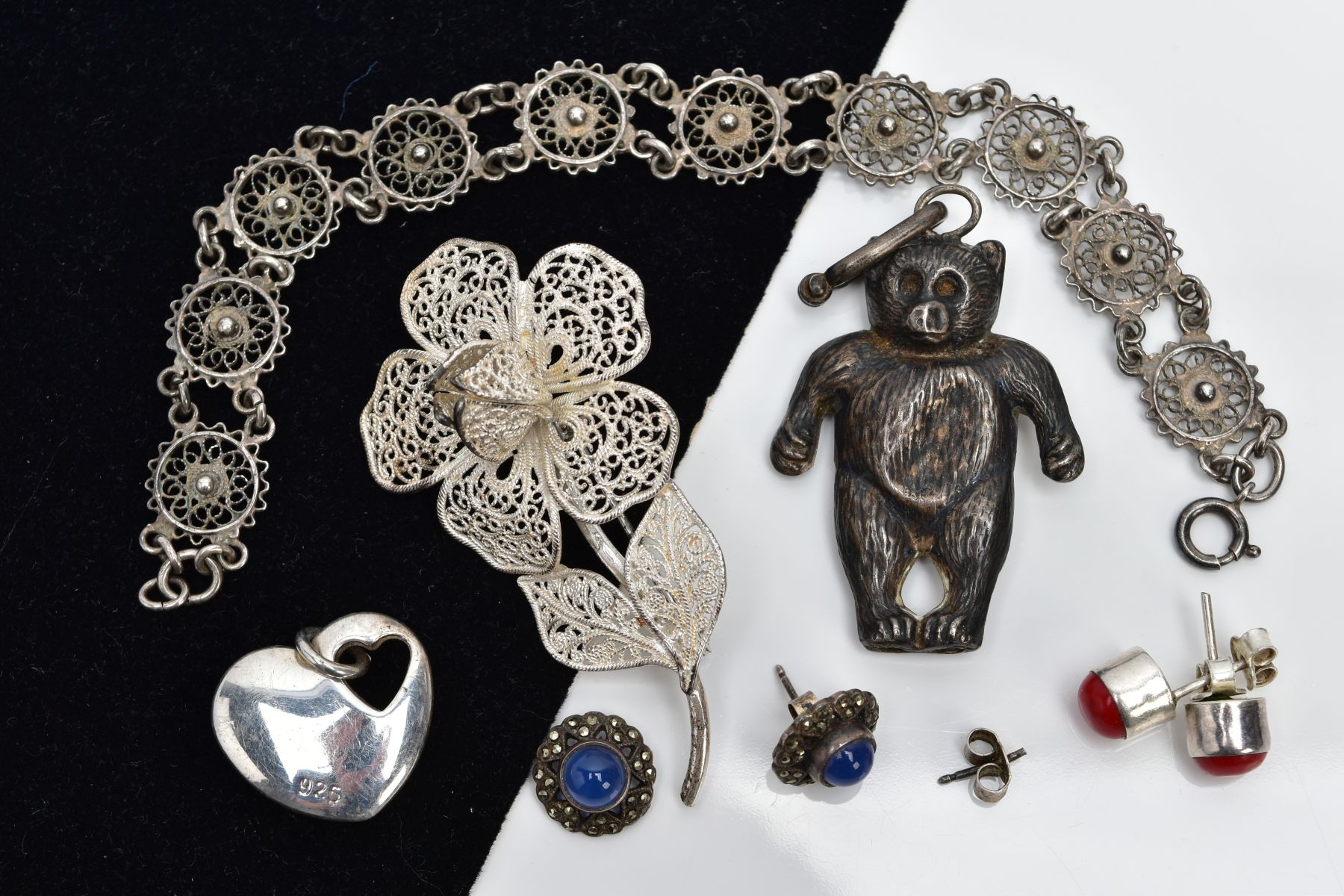 A SMALL QUANTITY OF JEWELLERY, to include a silver textured teddy bear pendant hallmarked