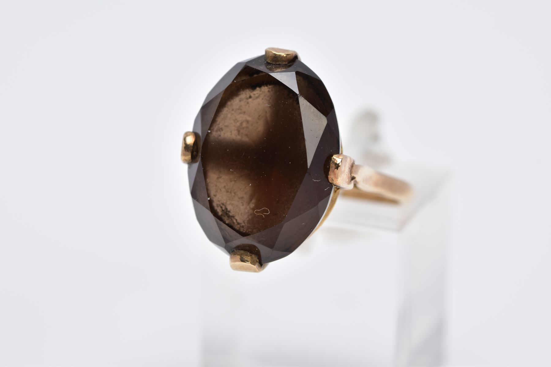 A 9CT GOLD OVAL SINGLE STONE SMOKEY QUARTZ RING, smokey quartz measuring 18.0mm x 13.0mm, ring