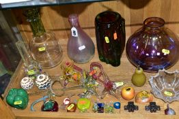 A COLLECTION OF STUDIO/ART GLASS, to include Peter Tysoe baluster vase with bubble inclusions,