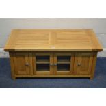 A SOLID LIGHT OAK TV STAND, width 109cm x depth 54cm x height 47cm