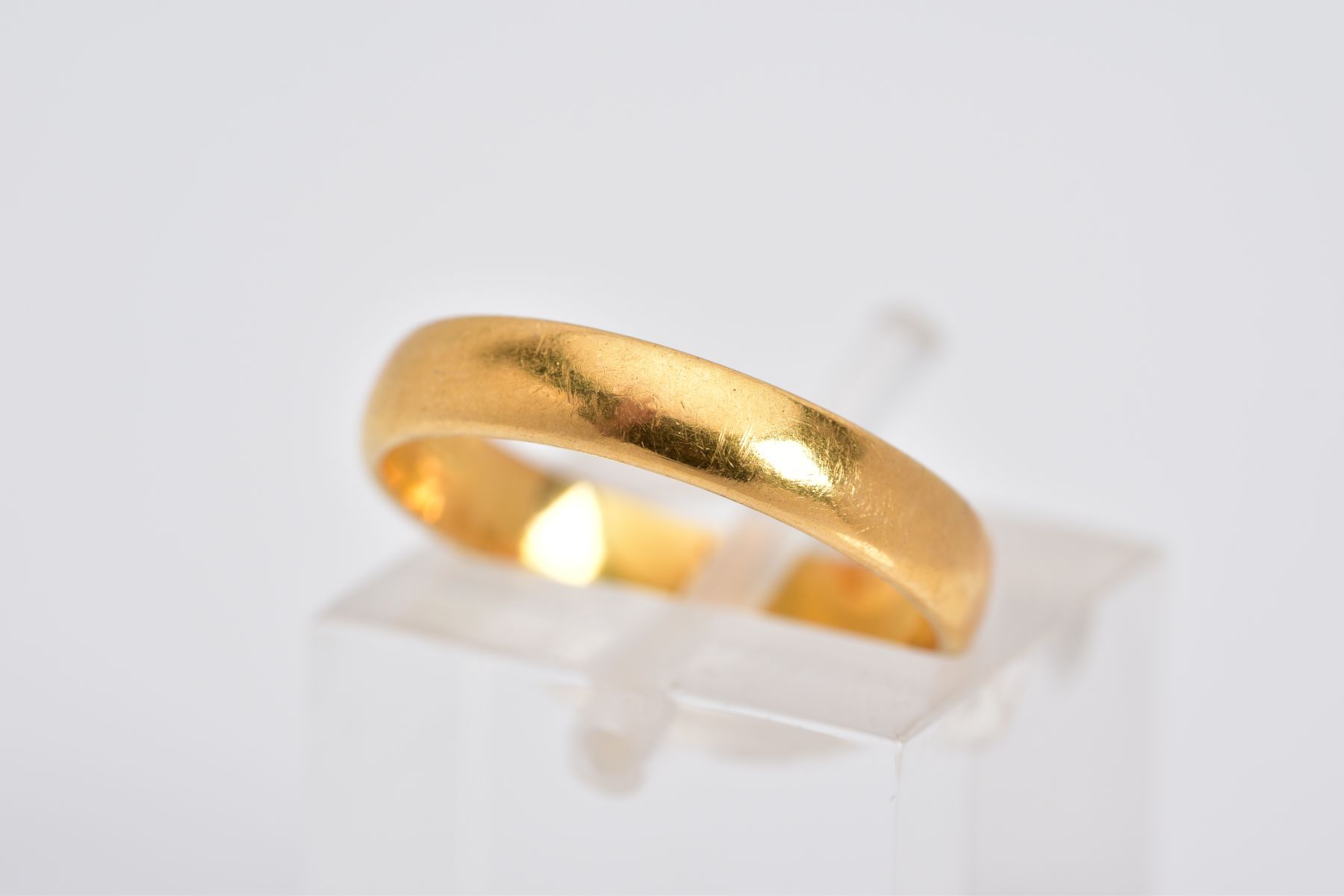 AN EARLY 20TH CENTURY 22CT GOLD WEDDING RING, plain D shape cross band measuring approximately 3.5mm