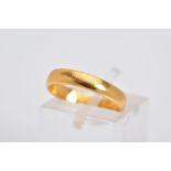 AN EARLY 20TH CENTURY 22CT GOLD WEDDING RING, plain D shape cross band measuring approximately 3.5mm