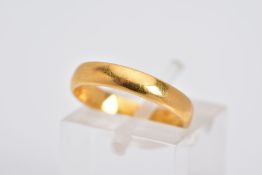 AN EARLY 20TH CENTURY 22CT GOLD WEDDING RING, plain D shape cross band measuring approximately 3.5mm