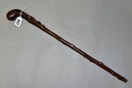 A LATE 19TH/EARLY 20TH CENTURY CLUB HANDLED SHORT THORN STICK, carved below the handle with a man