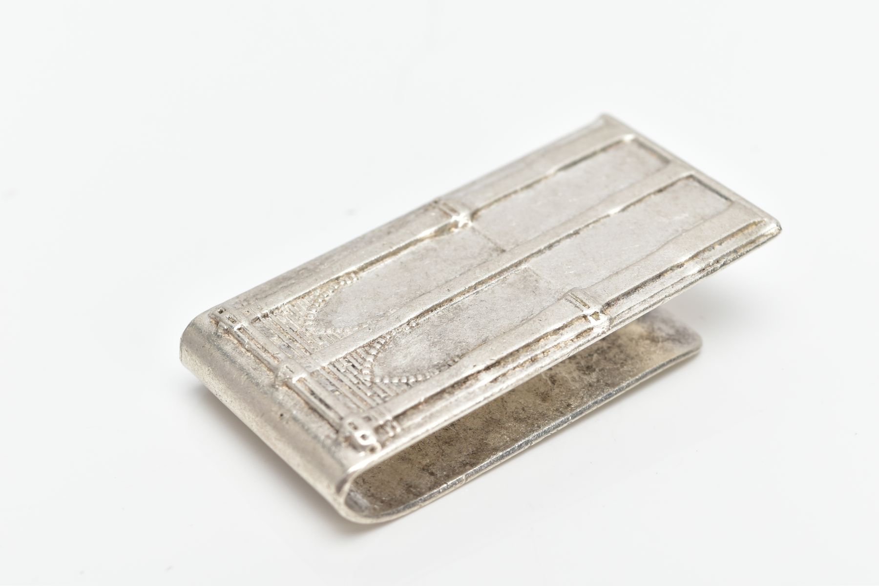 A WHITE METAL MONEY CLIP, designed with a motif of two brick and pillar arches, approximate length - Image 2 of 4