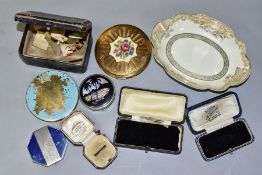 A SHOEBOX CONTAINING FOUR POWDER AND ROUGE COMPACTS, four vintage jewellery boxes and an oval