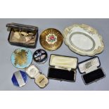 A SHOEBOX CONTAINING FOUR POWDER AND ROUGE COMPACTS, four vintage jewellery boxes and an oval