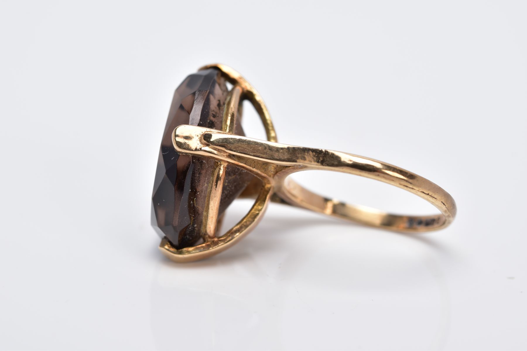 A 9CT GOLD OVAL SINGLE STONE SMOKEY QUARTZ RING, smokey quartz measuring 18.0mm x 13.0mm, ring - Image 3 of 4