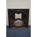 A GEORGIAN STYLE CAST IRON FIREPLACE INSERT, with arched fire grate, width 97cm x depth 34cm x
