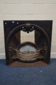 A GEORGIAN STYLE CAST IRON FIREPLACE INSERT, with arched fire grate, width 97cm x depth 34cm x