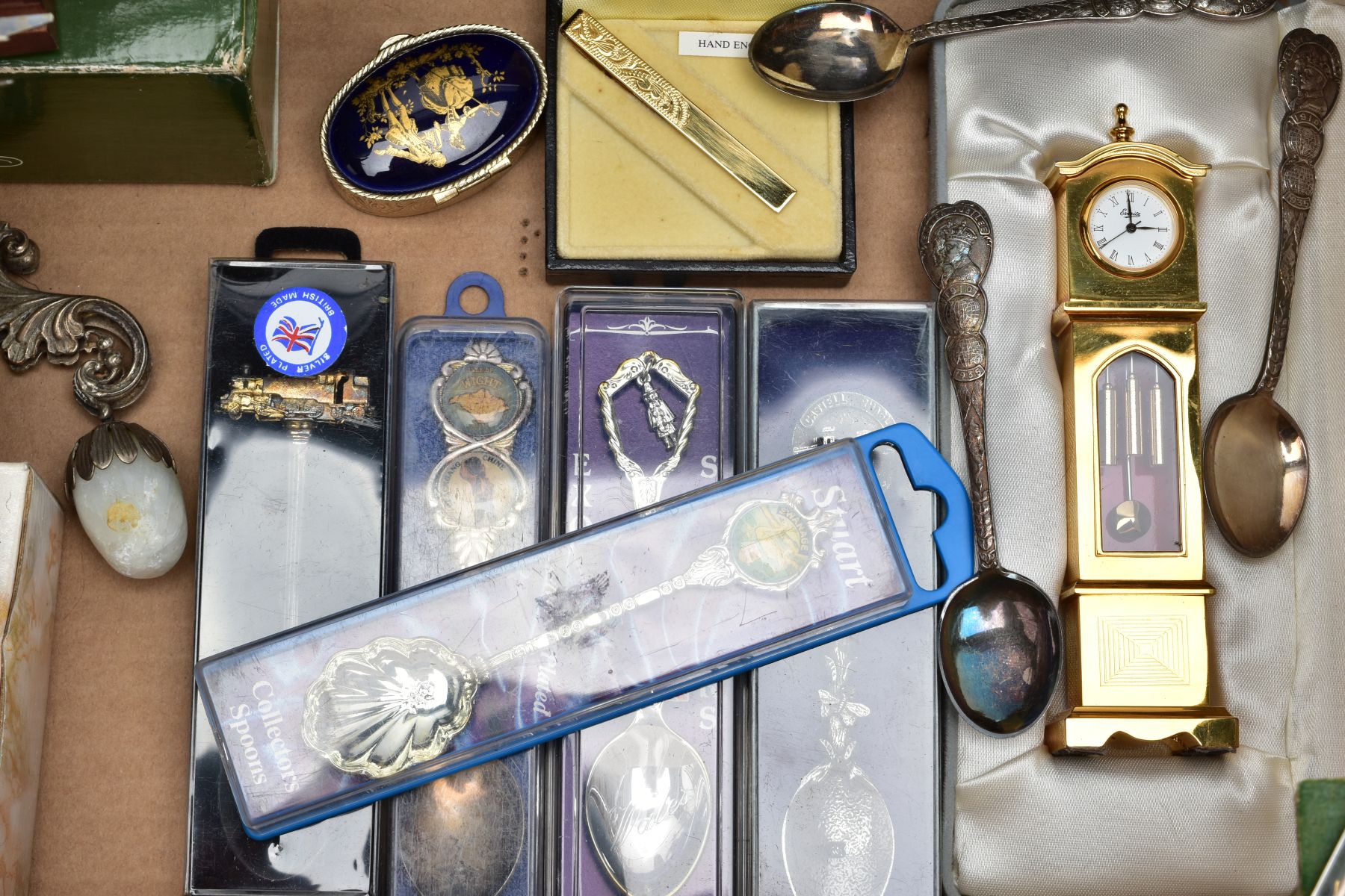 A BOX OF MISCELLANEOUS ITEMS, to include two plain polished silver napkin rings, hallmarked - Image 4 of 8