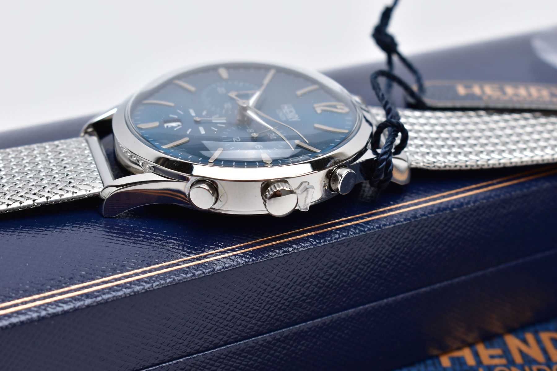 A GENTS HENRY LONDON WRISTWATCH, circular blue dial with Arabic twelve and baton markers, multi- - Image 6 of 6