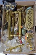 A BOX OF BRASS DOOR FURNITURE AND DRAWER HANDLES etc, drawer handles are inset with ceramic plaques,