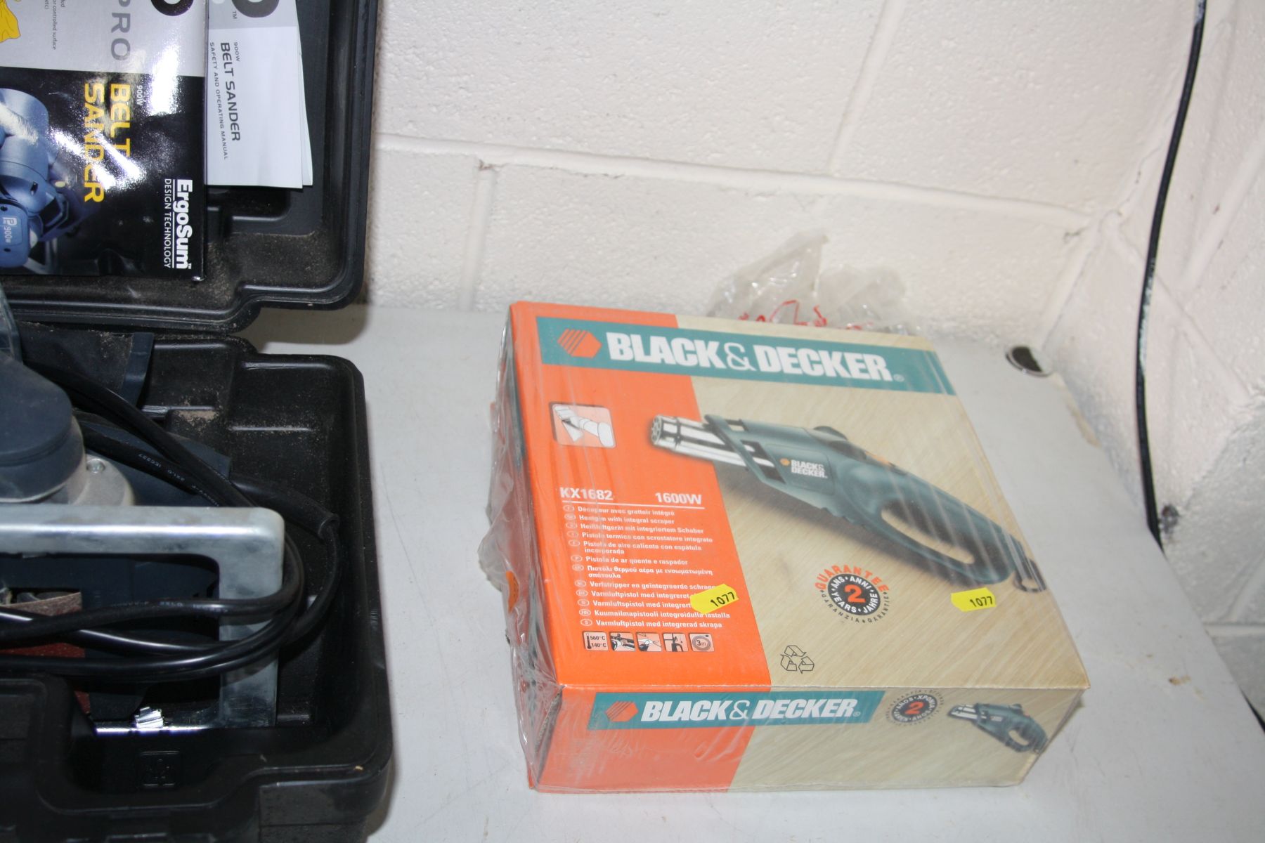 A PERFORMANCE PRO 900W BELT SANDER, a 800w Electric planer and a Black and Decker heat gun sealed - Image 4 of 4