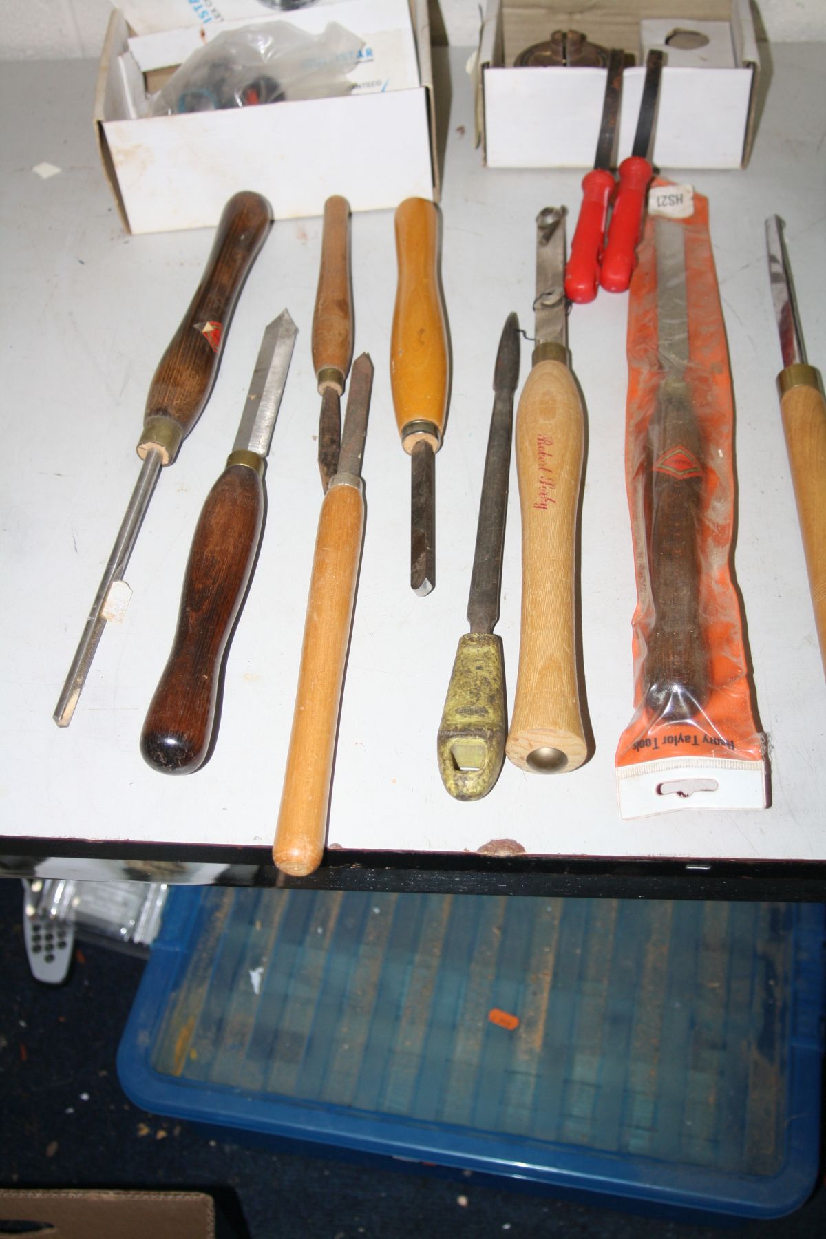 A TRAY CONTAINING WOOD TURNING CHISELS AND GOUGES, a Duplexing chuck, Thread Chaser including - Image 5 of 5