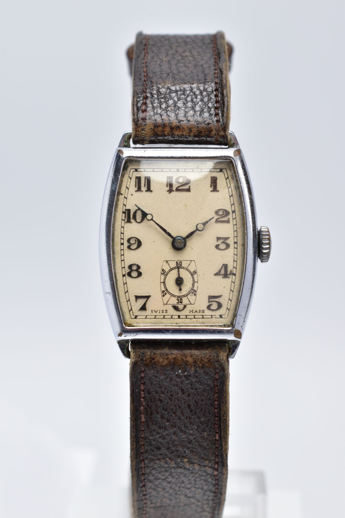 A GENTS WRISTWATCH, curved rectangular cream dial, Arabic numerals, with a seconds subsidiary dial