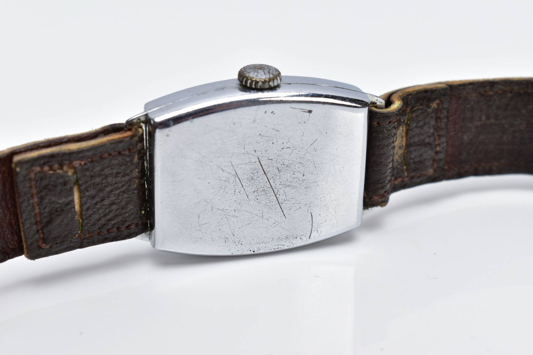 A GENTS WRISTWATCH, curved rectangular cream dial, Arabic numerals, with a seconds subsidiary dial - Image 4 of 8