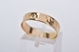 A 9CT GOLD BAND, engraved cross pattern all round, hallmarked 9ct gold Birmingham, ring size Q½,