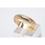 A 9CT GOLD BAND, engraved with a decorative chevron pattern all round, hallmarked 9ct gold