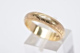 A 9CT GOLD BAND, engraved with a decorative chevron pattern all round, hallmarked 9ct gold