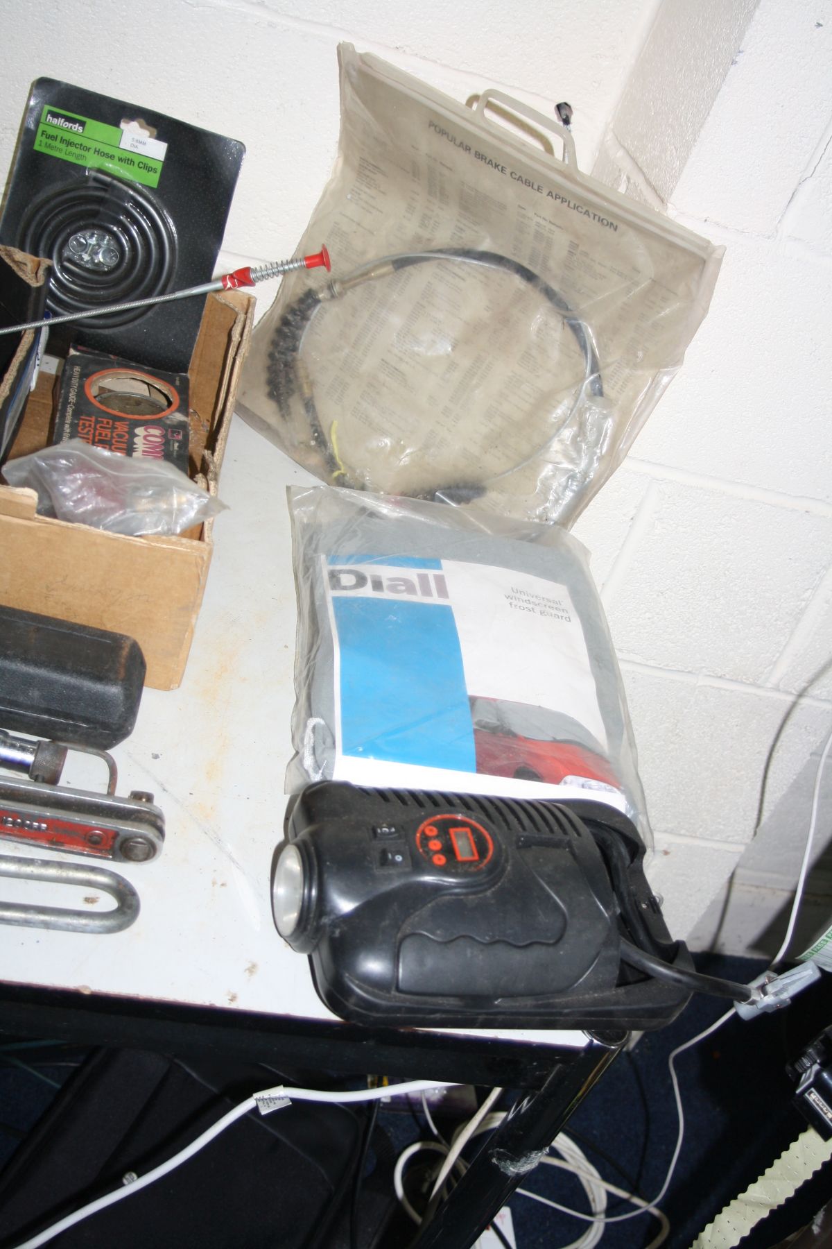 A TRAY AND A BOX CONTAINING AUTOMOTIVE TOOLS AND ACCESSORIES including a pair of caravan extension - Image 4 of 6