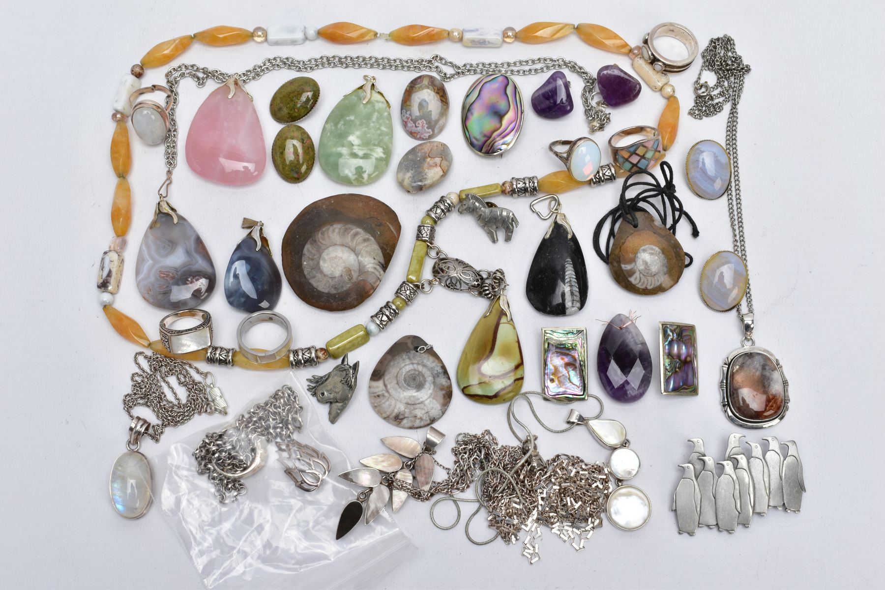 A SELECTION OF SILVER AND WHITE METAL SEMI-PRECIOUS SET JEWELLERY AND BROOCHES/PENDANTS, to
