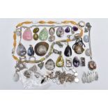 A SELECTION OF SILVER AND WHITE METAL SEMI-PRECIOUS SET JEWELLERY AND BROOCHES/PENDANTS, to