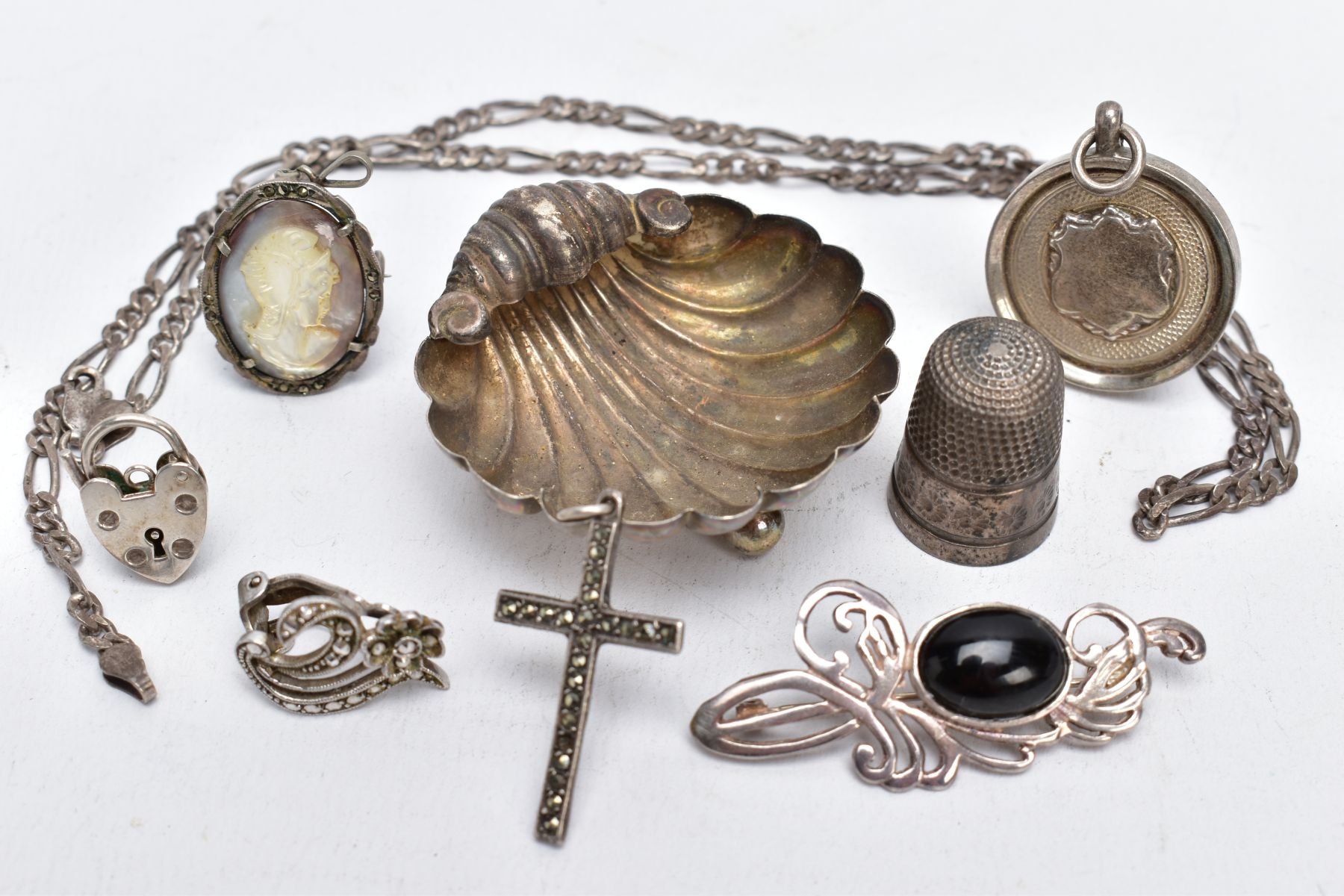 A SMALL QUANTITY OF SILVER AND WHITE METAL ITEMS, to include a small silver trinket dish in the form - Image 4 of 4