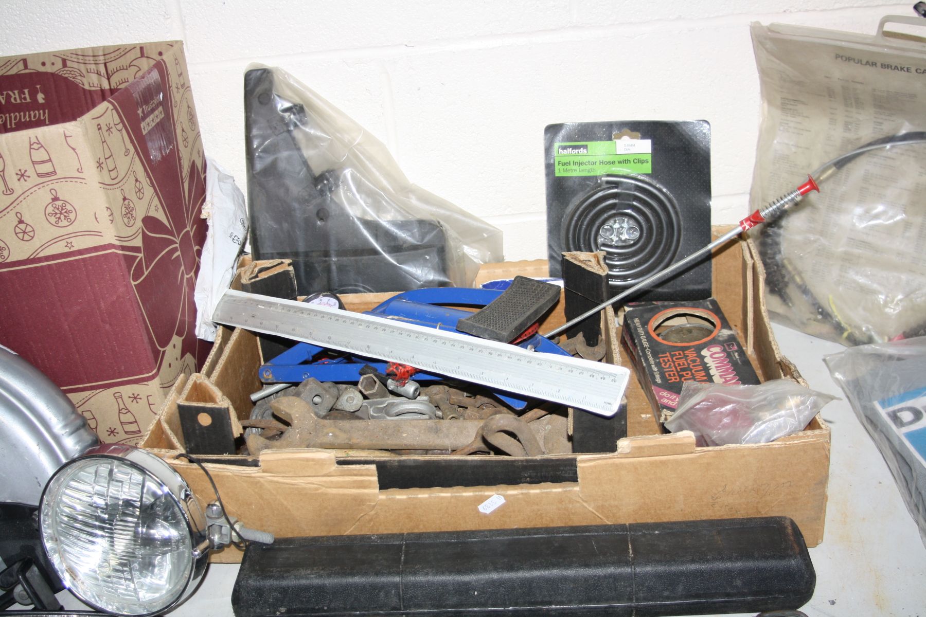 A TRAY AND A BOX CONTAINING AUTOMOTIVE TOOLS AND ACCESSORIES including a pair of caravan extension - Image 3 of 6