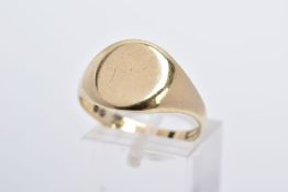 A GENTS 9CT GOLD SIGNET RING, with a circular plain polished vacant cartouche, hallmarked 9ct gold