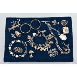 A SELECTION OF SILVER AND WHITE METAL ITEMS, to include a silver charm bracelet suspending