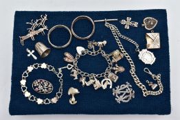 A SELECTION OF SILVER AND WHITE METAL ITEMS, to include a silver charm bracelet suspending