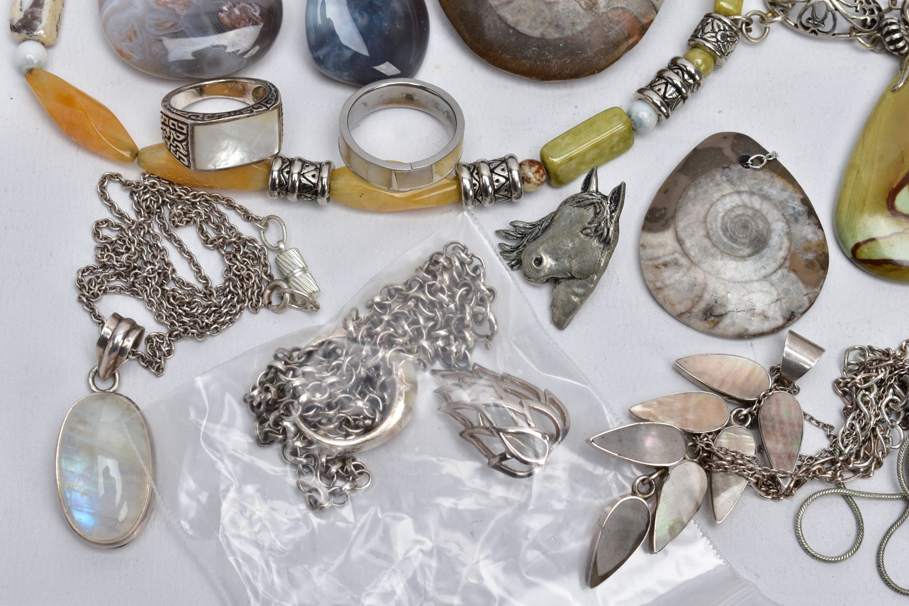 A SELECTION OF SILVER AND WHITE METAL SEMI-PRECIOUS SET JEWELLERY AND BROOCHES/PENDANTS, to - Image 3 of 7