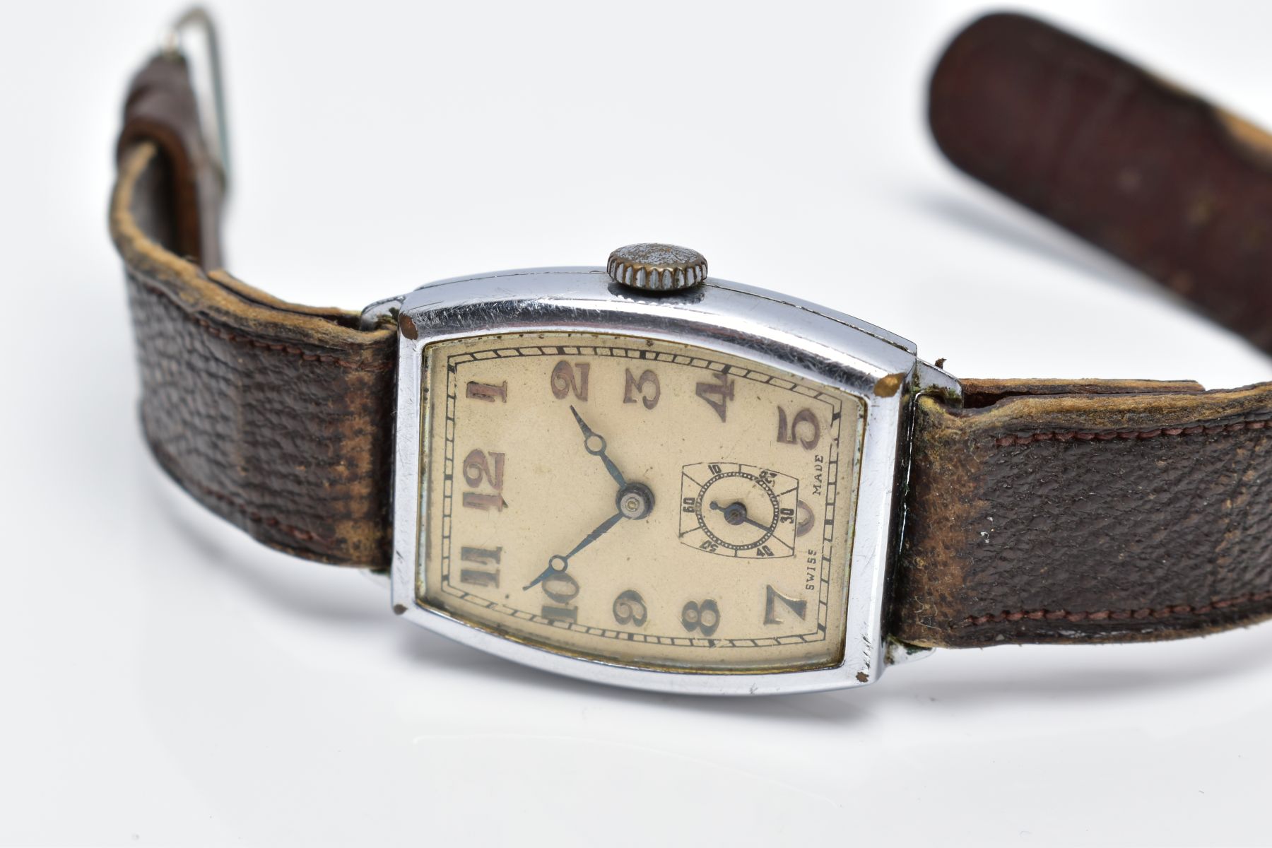 A GENTS WRISTWATCH, curved rectangular cream dial, Arabic numerals, with a seconds subsidiary dial - Image 3 of 8