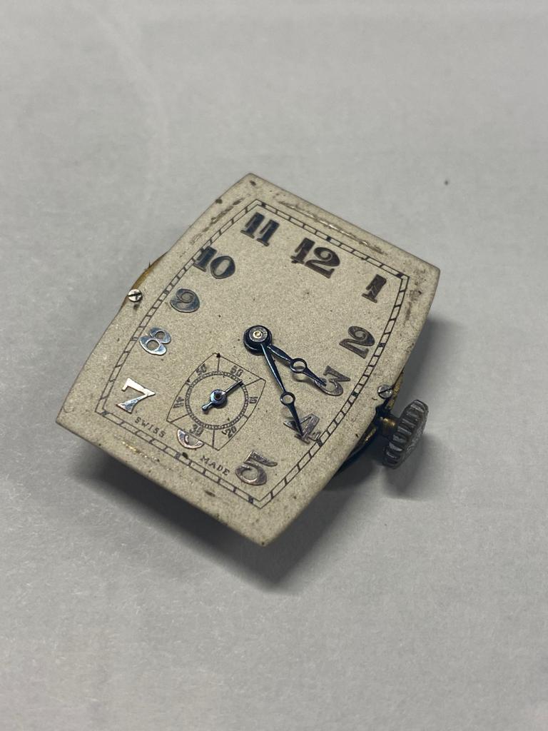 A GENTS WRISTWATCH, curved rectangular cream dial, Arabic numerals, with a seconds subsidiary dial - Image 6 of 8